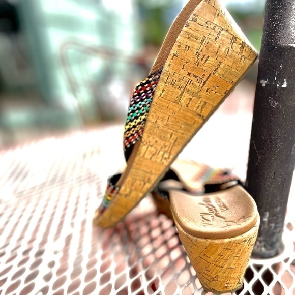 𝅺BEVERLEE “DELIGHTED” SKETCHERS RAINBOW PLATFORM WEDGES - Picture 4 of 11